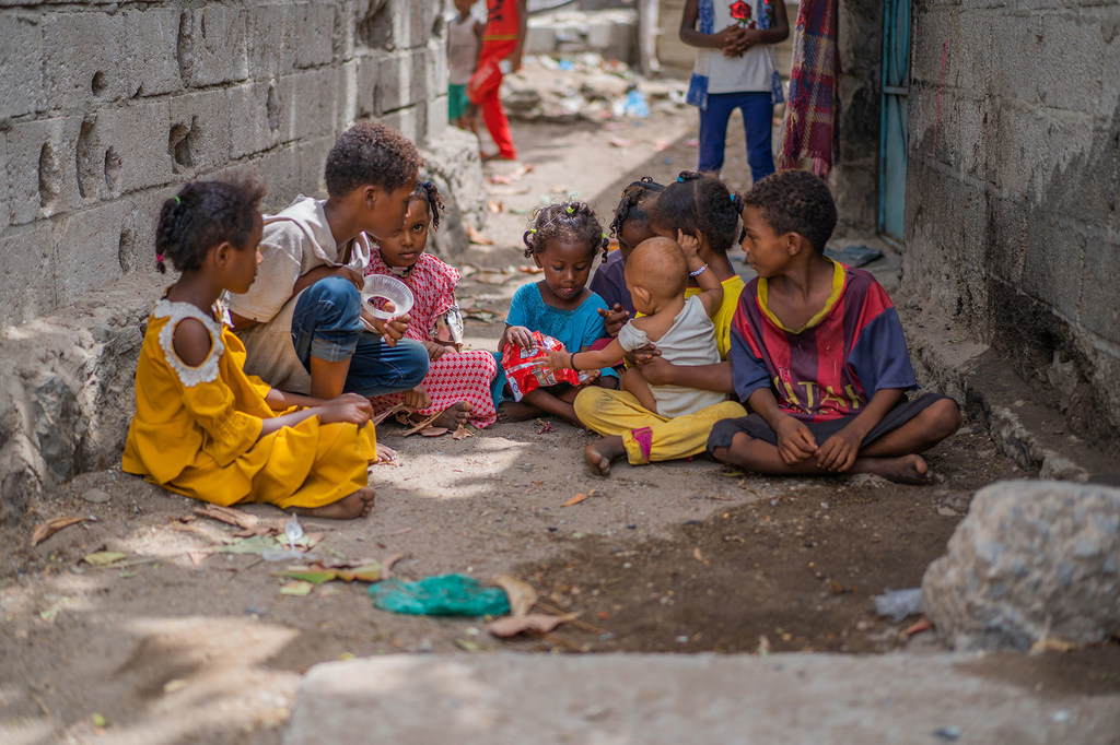 فتيات يلعبن في أحد أحياء عدن، اليمن